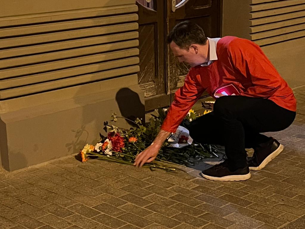 Šveices vēstnieks Latvijā Martēns Mišlē kārto ziedus pie vēstniecības