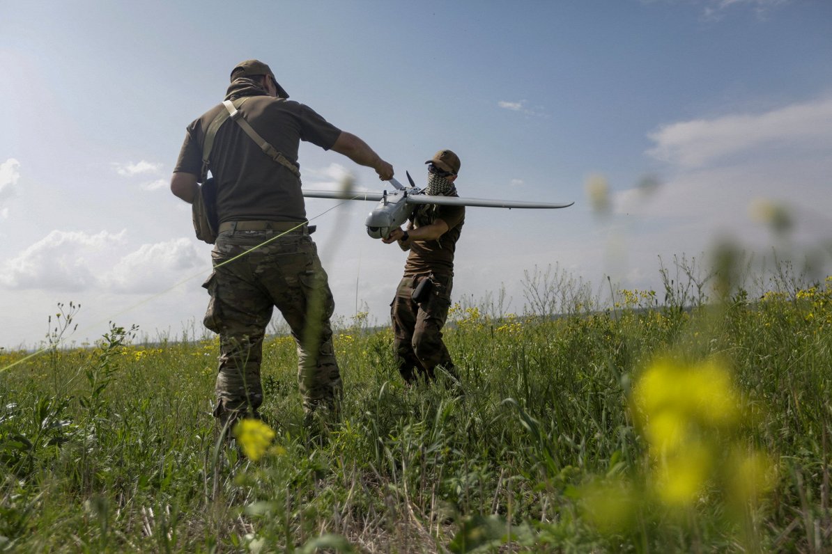Ukraiņu karavīri gatavojas drona palaišanai, 2023.gada maijs