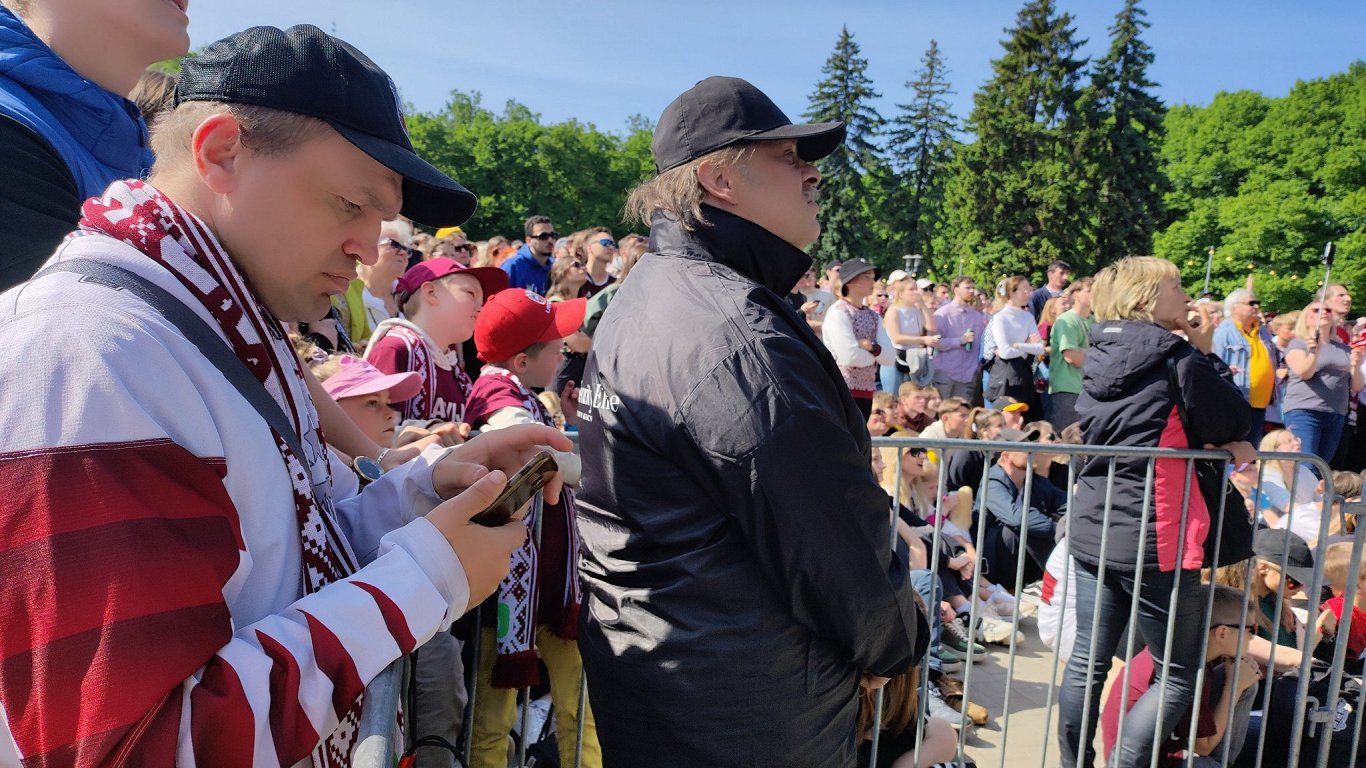 Cilvēki Esplanādē skātas Latvija - Kanāda spēli. 27.05.2023