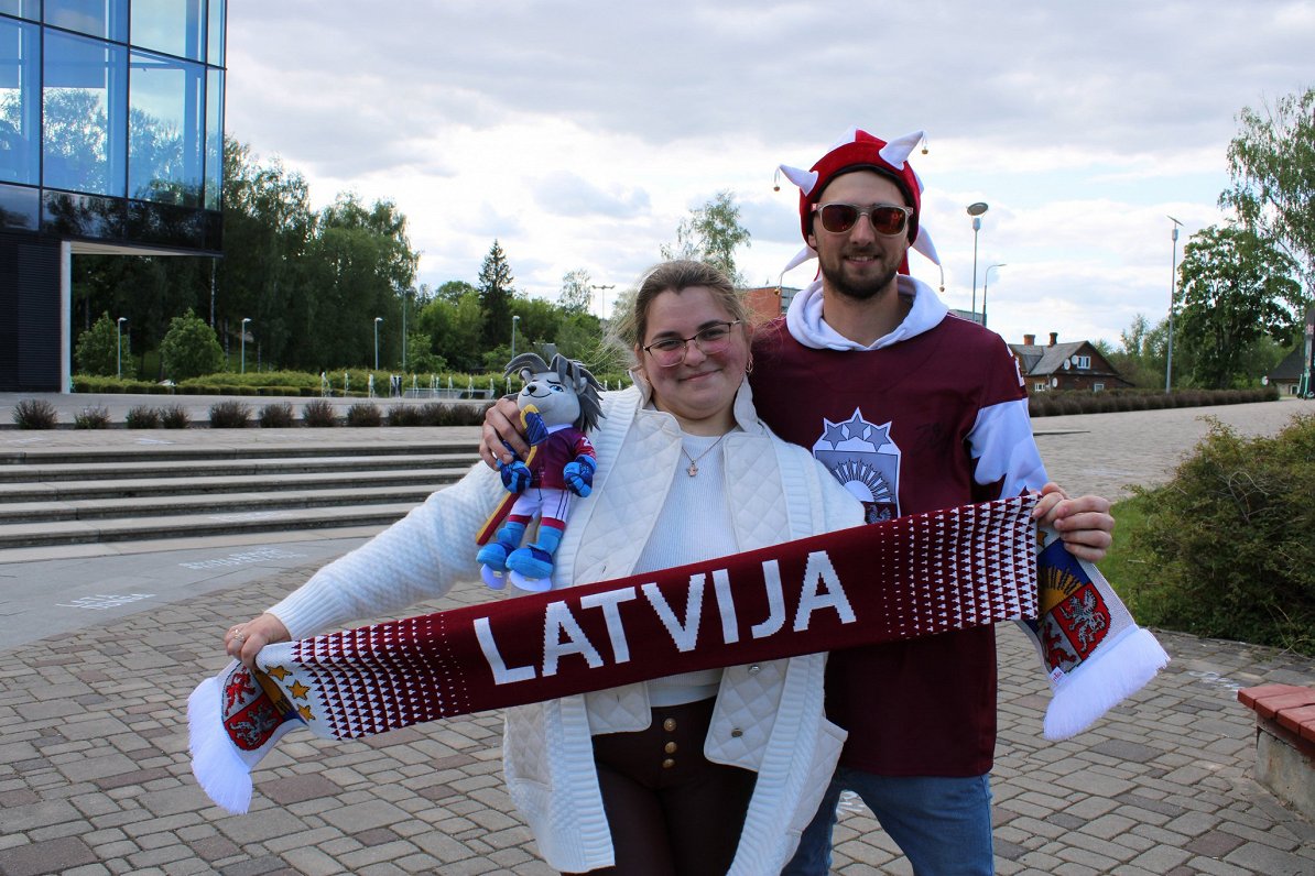 Kopīga Latvijas un Kanādas hokeja spēles skatīšanās Rēzeknē