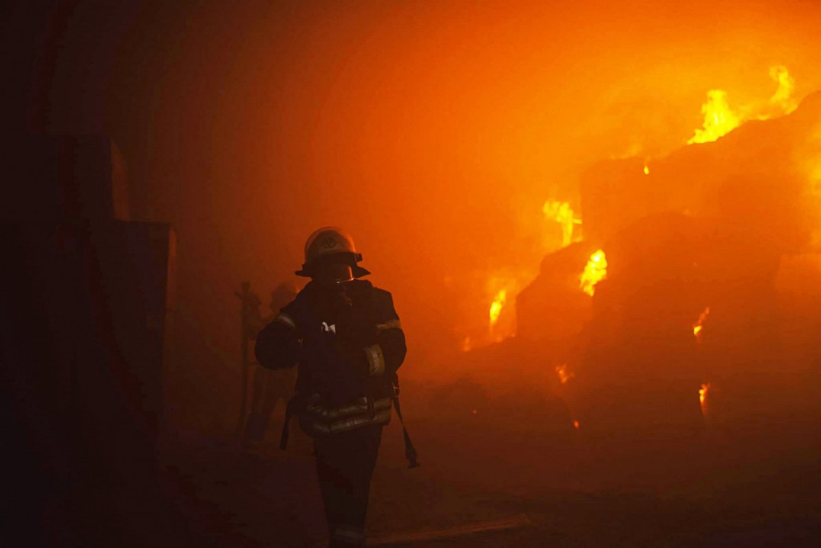 Glābēji darbojas Kijivā krītošu atlūzu izraisīta ugunsgrēka dzēšanā