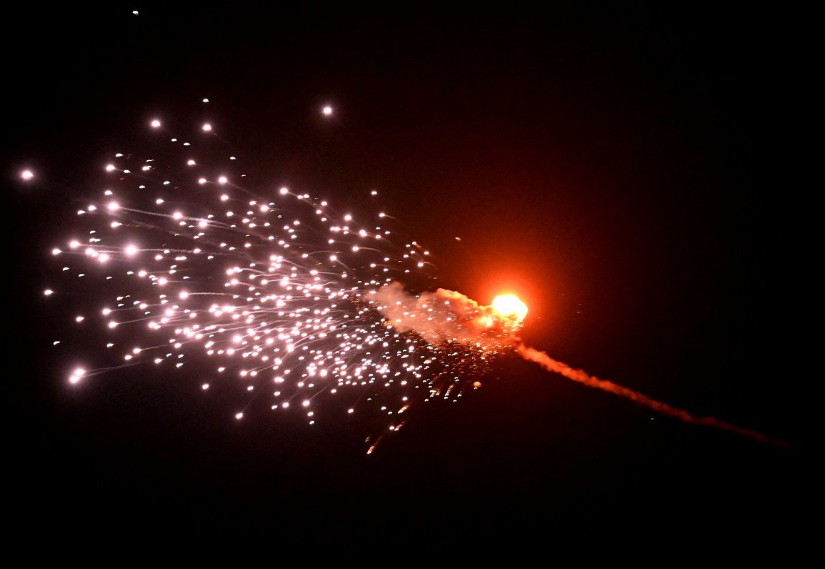 Уничтожение дрона в небе над Киевом. Украина, Киев. 28.05.2023