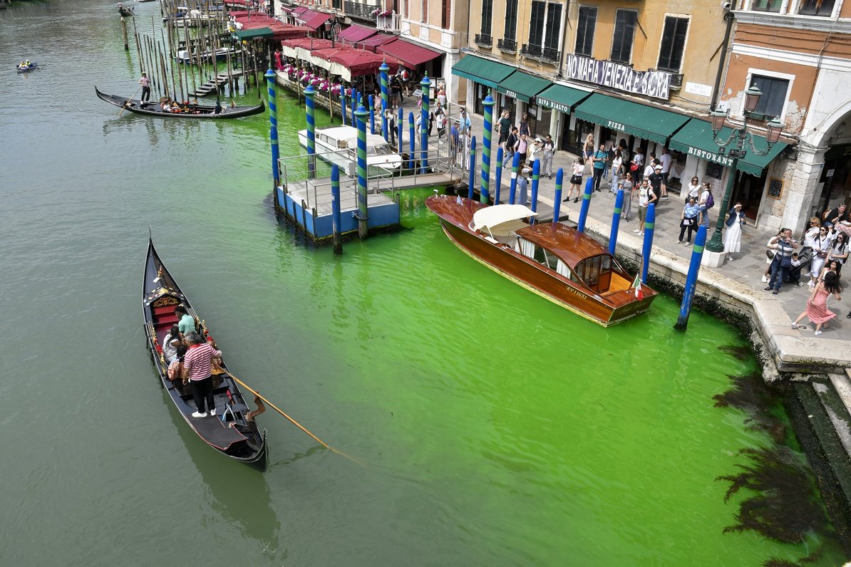 Venēcijas Lielajā kanālā svētdien ūdens pie Rialto tilta kļuvis fosforescējoši zaļš