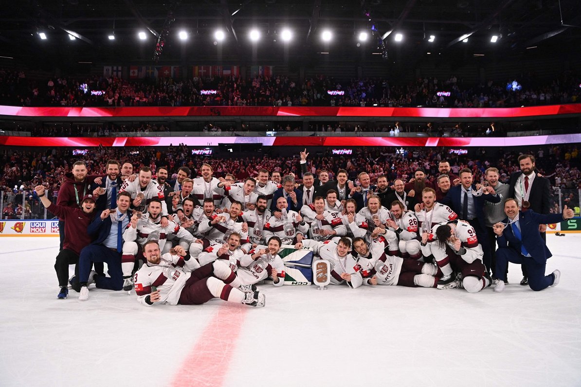 Сборная Латвии по хоккею празднует завоевание третьего места на ЧМ 2023 в Тампере