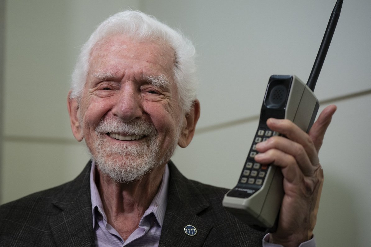 Par rokas mobilā telefona tēvu dēvētais kompānijas &quot;Motorola&quot; inženieris Martins Kūpers ar...