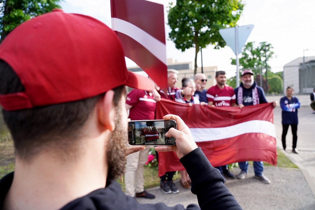 Hokeja fani atzīmē Latvijas izlases uzvaru