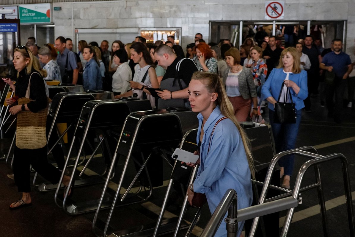 Люди прячутся в метро от дневной ракетной атаки. Украина, Киев. 29.05.2023