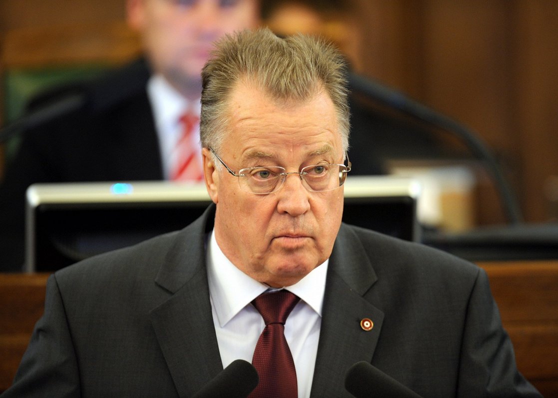 10.Saeimas deputāts Guntis Ulmanis nodod svinīgo zvērestu jeb solījumu no Saeimas tribīnes, 2010. ga...