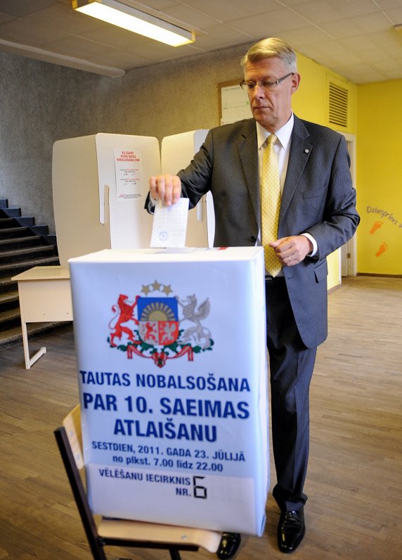 Bijušais Valsts prezidents Valdis Zatlers nodod balsi referendumā par Saeimas atlaišanu Natālijas Dr...