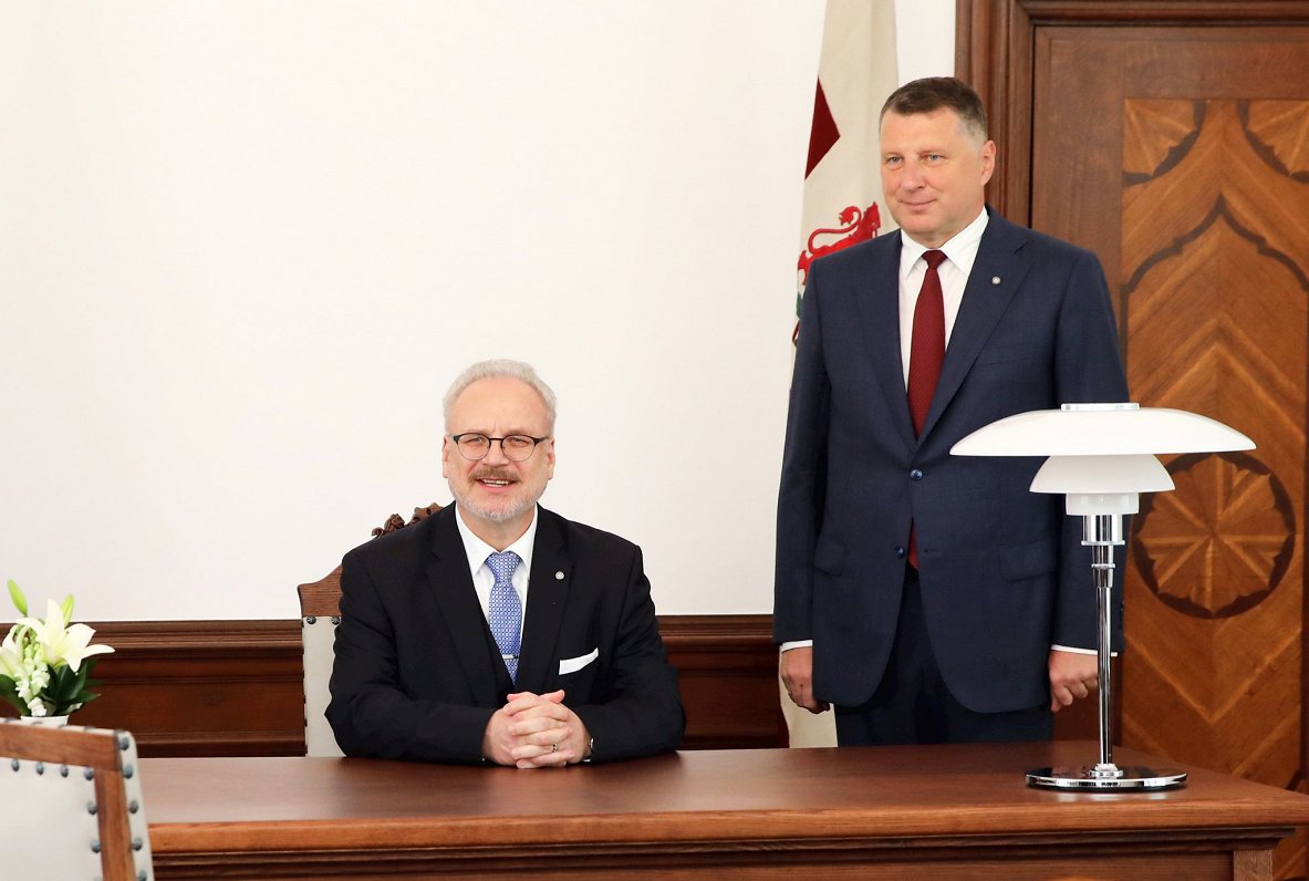 Valsts prezidents Egils Levits (no kreisās) un Valsts eksprezidents Raimonds Vējonis
