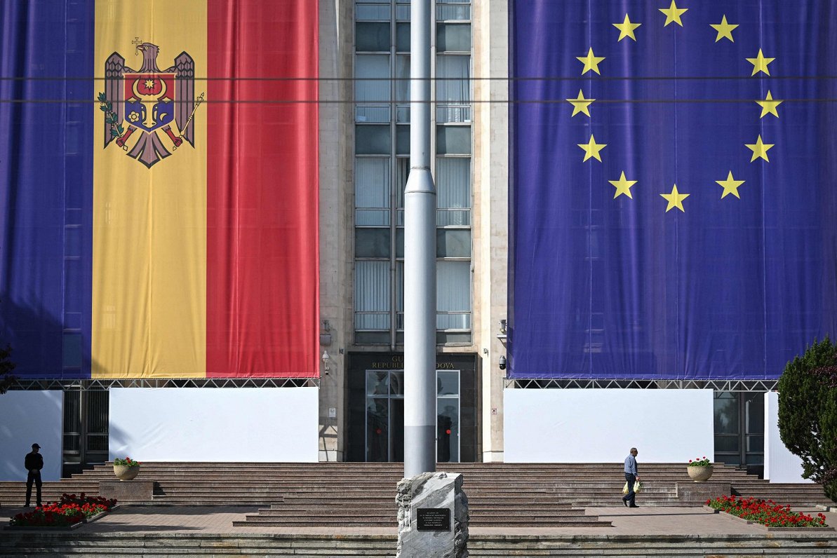 Moldovas un Eiropas Savienības karogi.