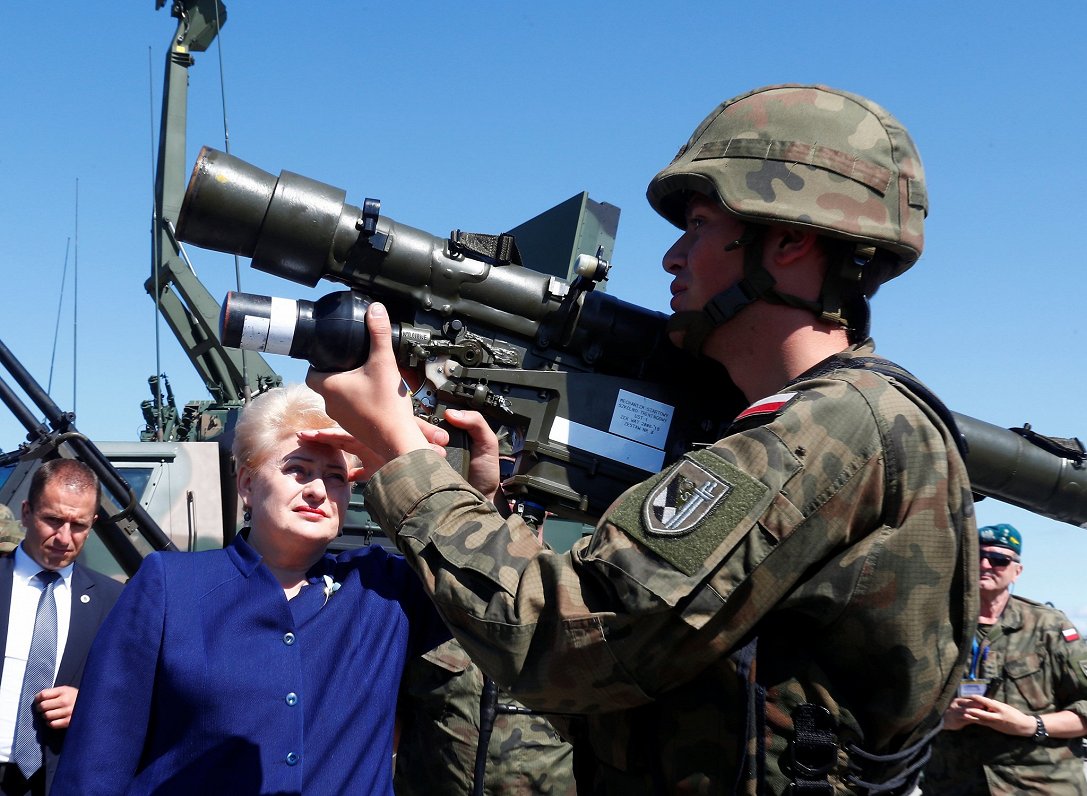 Bijusī Lietuvas prezidente Daļa Grībauskaite novērtē pārnēsājamo Polijas armijas pretgaisa aizsardzī...