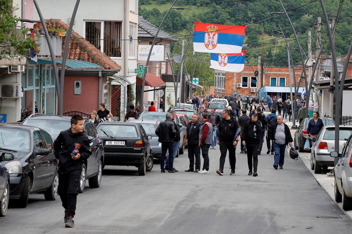 Cilvēki Kosovas ielās. 2023. gada 31. maijs.