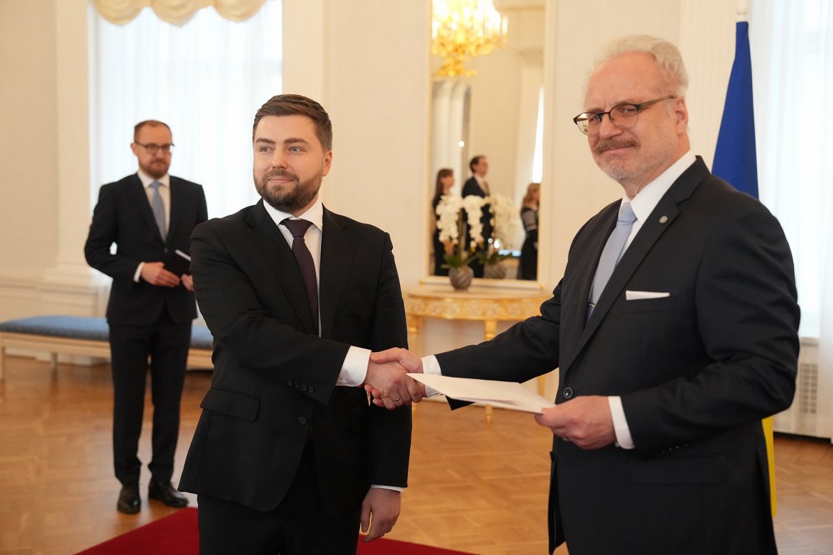 Посол Украины в Латвии Анатолий Куцевол (слева) и президент Латвии Эгил Левитс