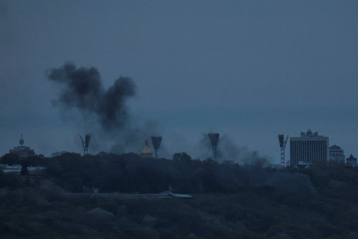 Дым от сбитого беспилотника. Киев. 04.05.2023