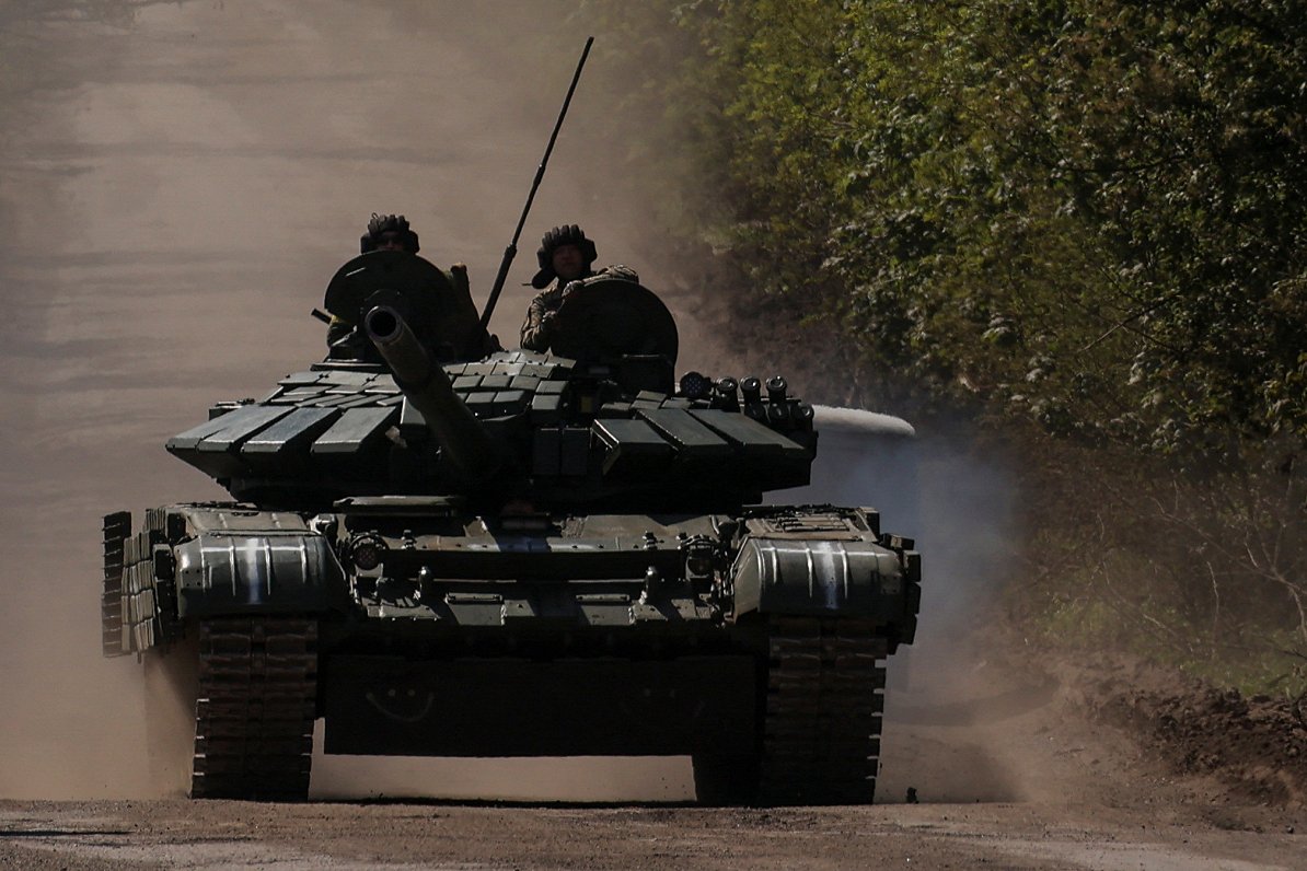 Танк ВСУ едет на позиции. Украина, под Бахмутом, Донецкая область. 12.05.2023