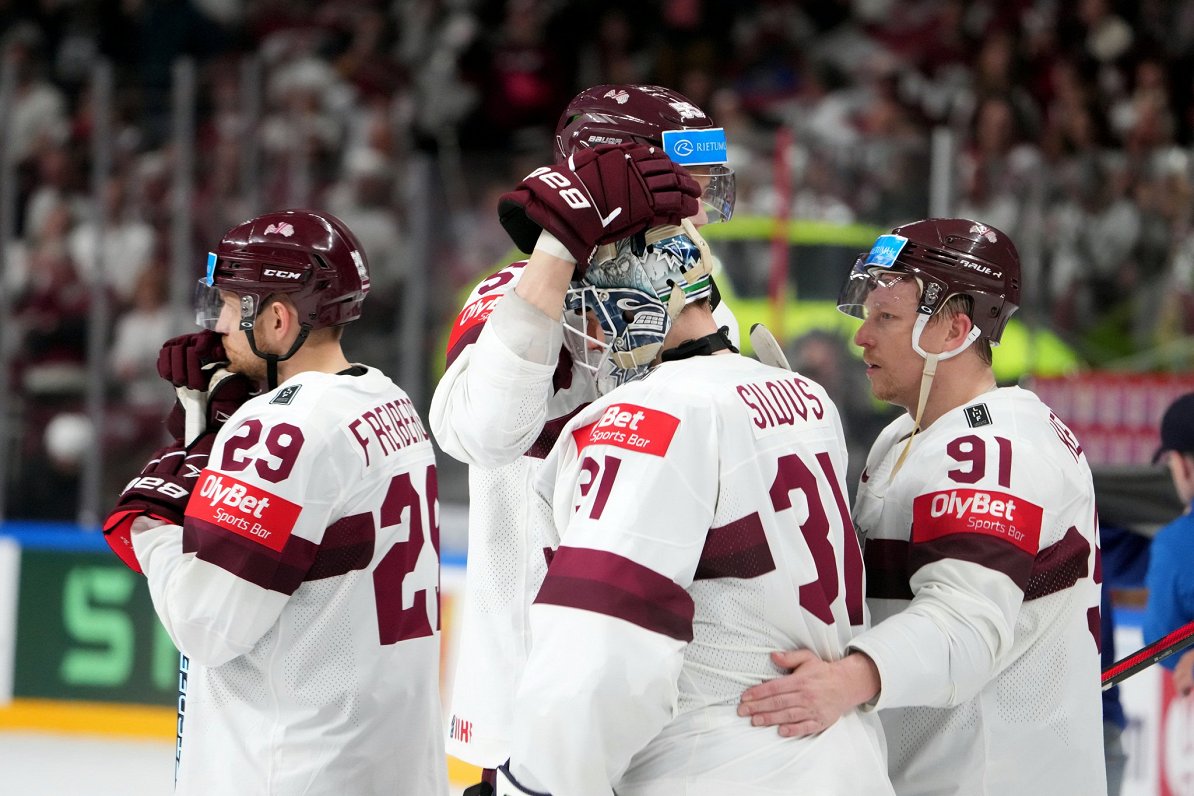 Игроки сборной Латвии по хоккею после поражения от Словакии на чемпионате мира 2023