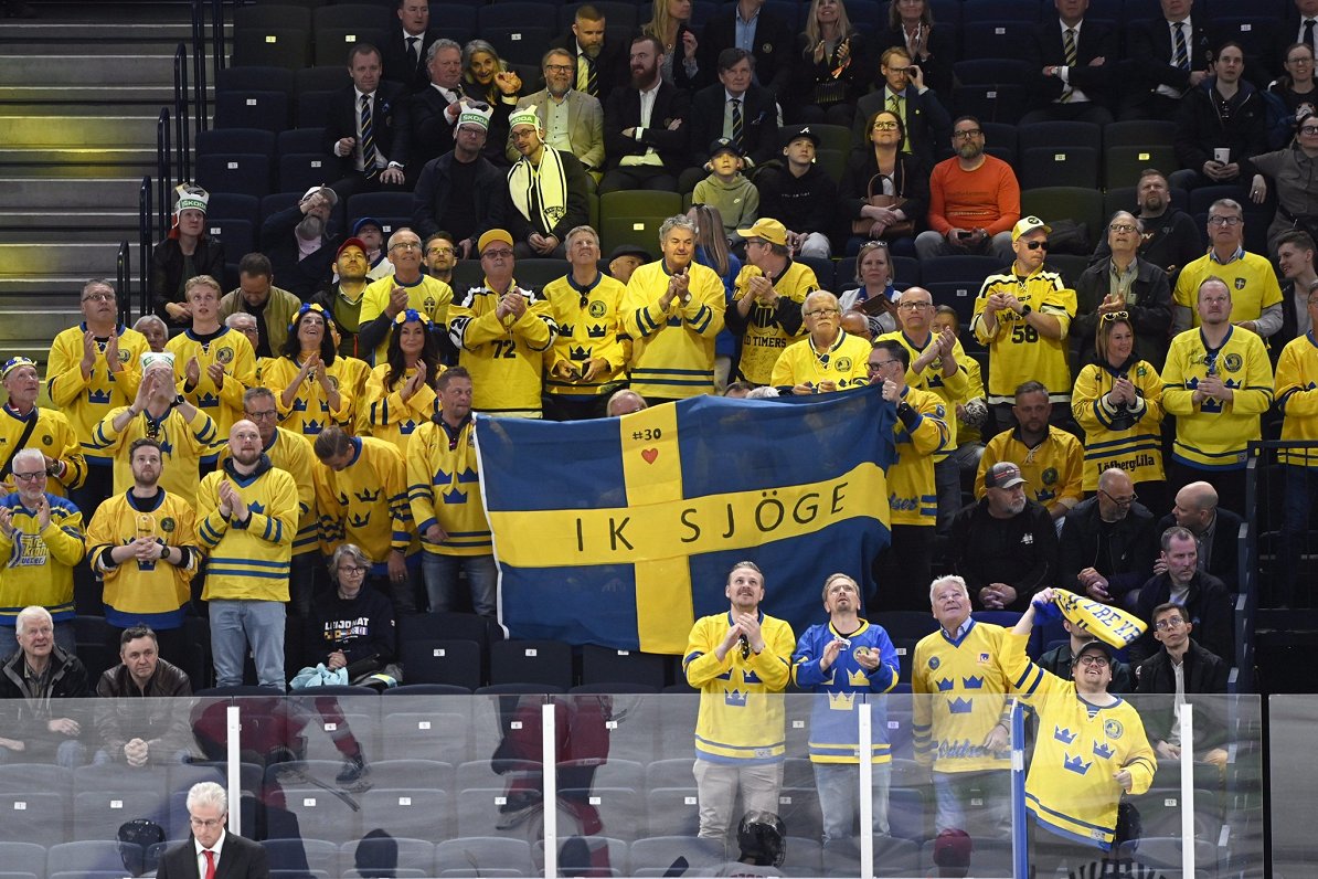Шведские болельщики на игре чемпионата мира по хоккею