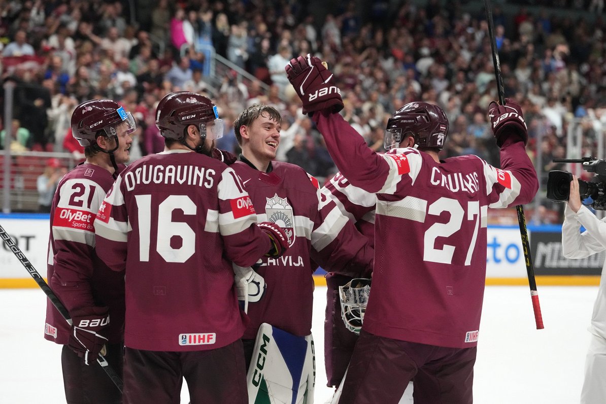 Латвийские хоккеисты радуются победе над Швецией в четвертьфинале чемпионата мира