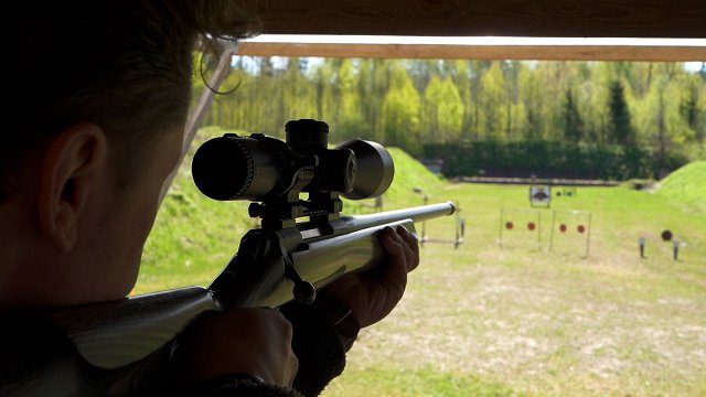 Daļā skolu gatavojas aizsardzības mācības ieviešanai; pamatīgi jāpārplāno stundu saraksts