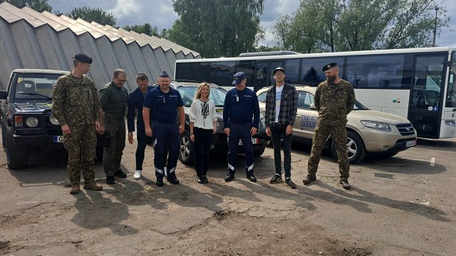 Uz Ukrainu devies Valsts policijas ziedoto transportlīdzekļu konvojs