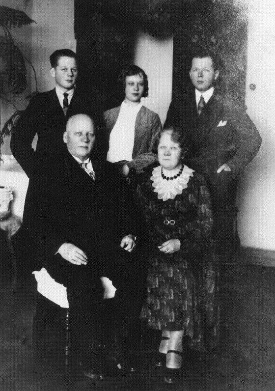 Juris Jurjāns ar sievu Amāliju (abi sēž) ar bērniem Juri, Valiju un Mintautu