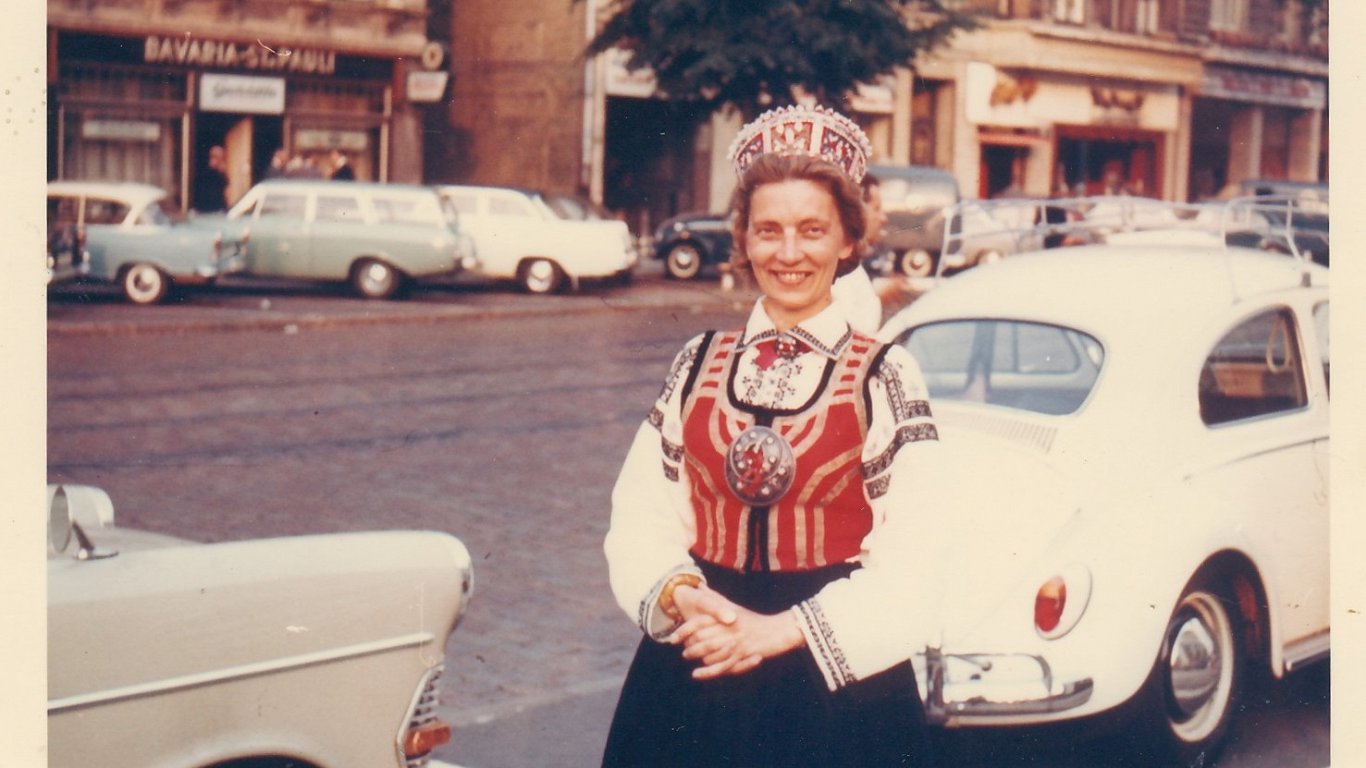 Margareta Daškevica Bārtas tautas tērpā 1. Eiropas latviešu dziesmu svētku laikā Hamburgā, Vācijā, 1...
