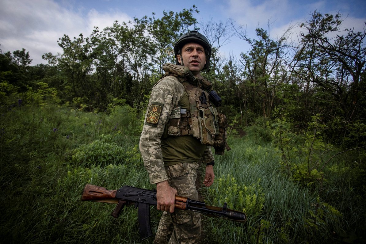 Ukrainas armijas karavīrs pie Bahmutas