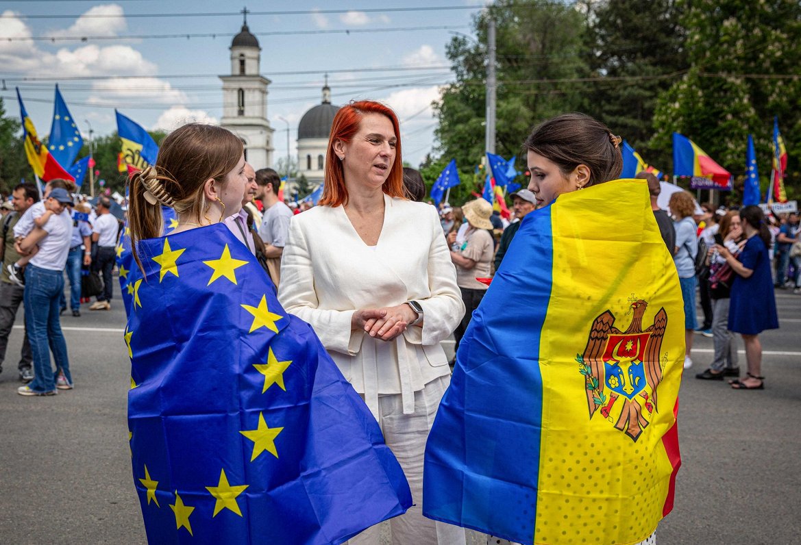 Eiropas Savienības atbalstītāju mītiņš Kišiņevā ar ES un Moldovas karogiem