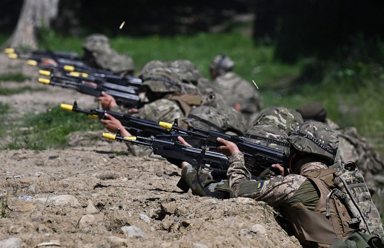 Ukraiņu karavīri apmācībās Lielbritānijā