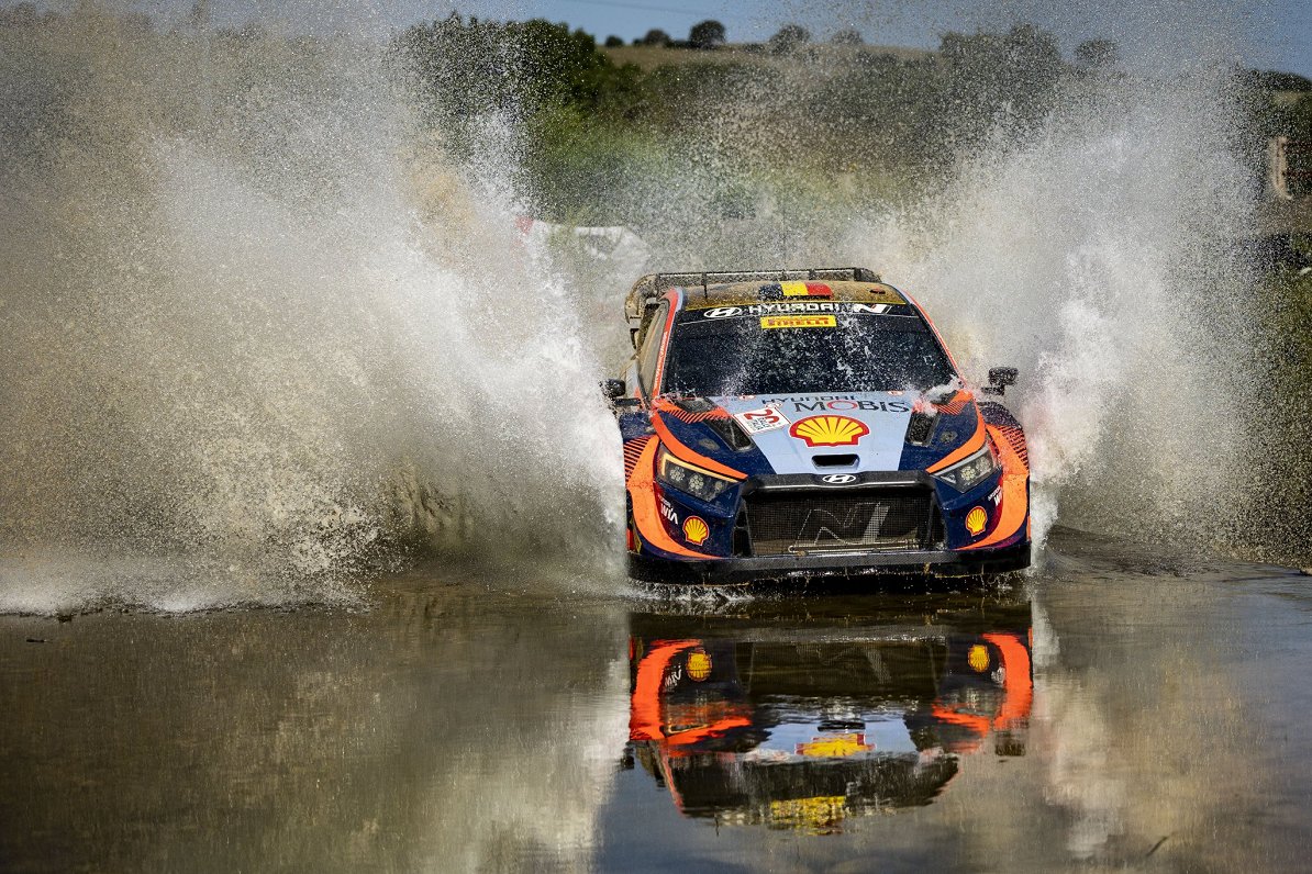 Tjerī Nevila ekipāža 2023. gada Sardīnijas WRC posmā.