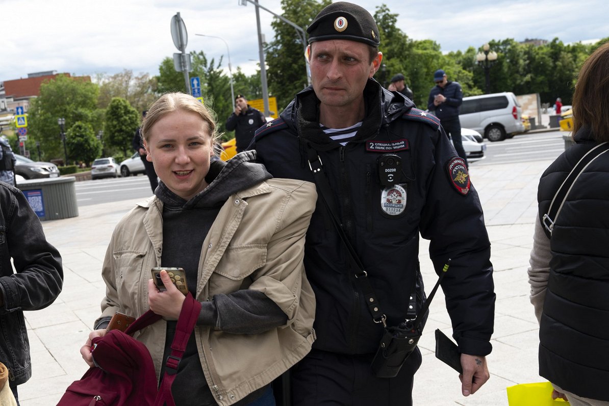 Policija aiztur Navaļnija atbalstītāju Puškina laukumā Maskavā 4.06.23.