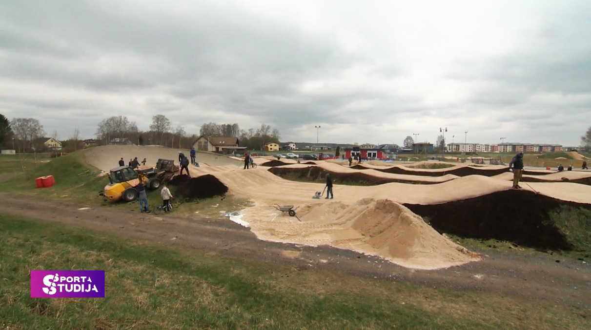 BMX trases pakalni reiz tukšā vietā: Mārupē aizrautīgi vecāki uztur pašu bērniem veidotu klubu