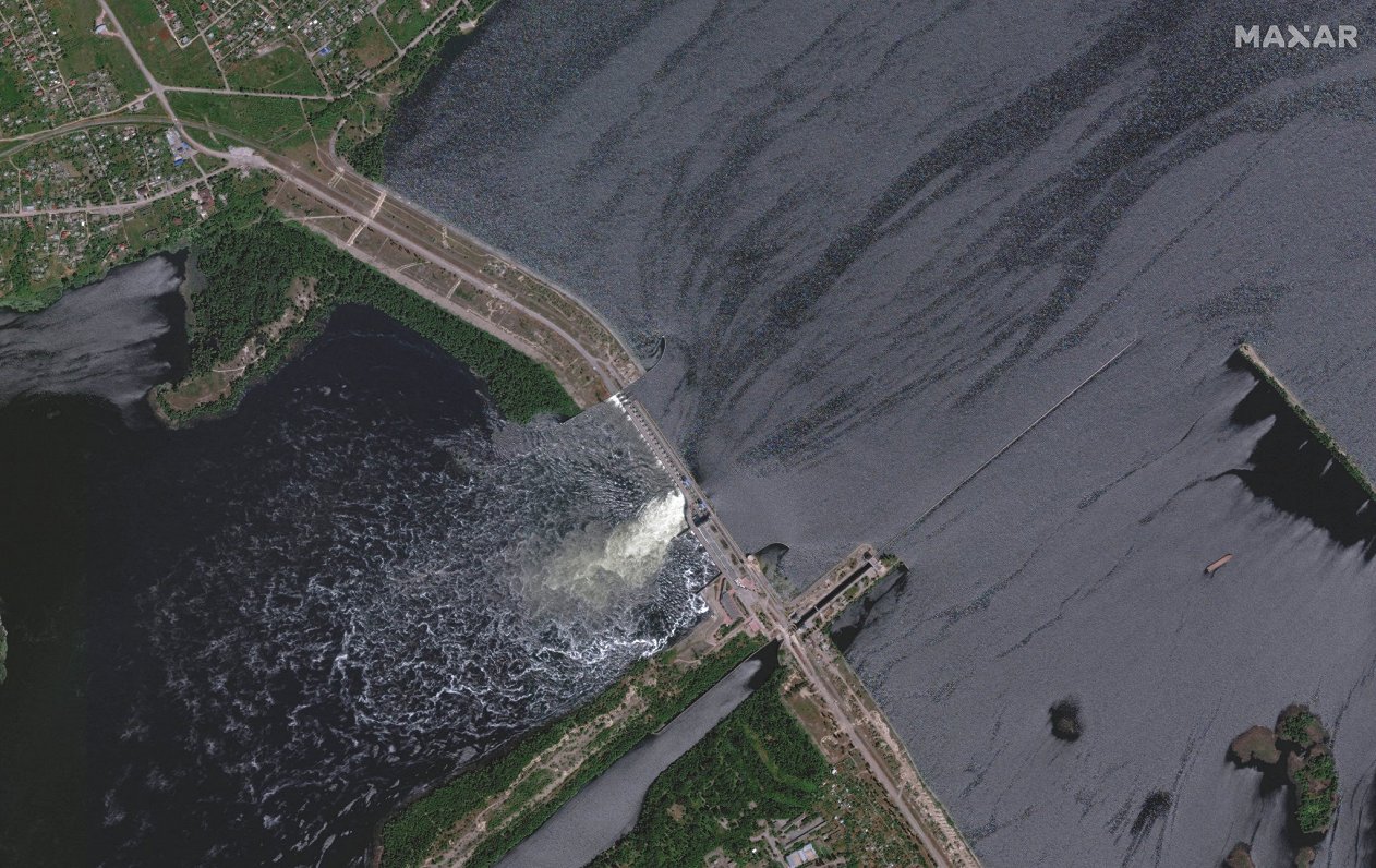 Более ранние повреждения плотины на спутниковом снимке от 28.05.2023. Украина, временно оккупированн...