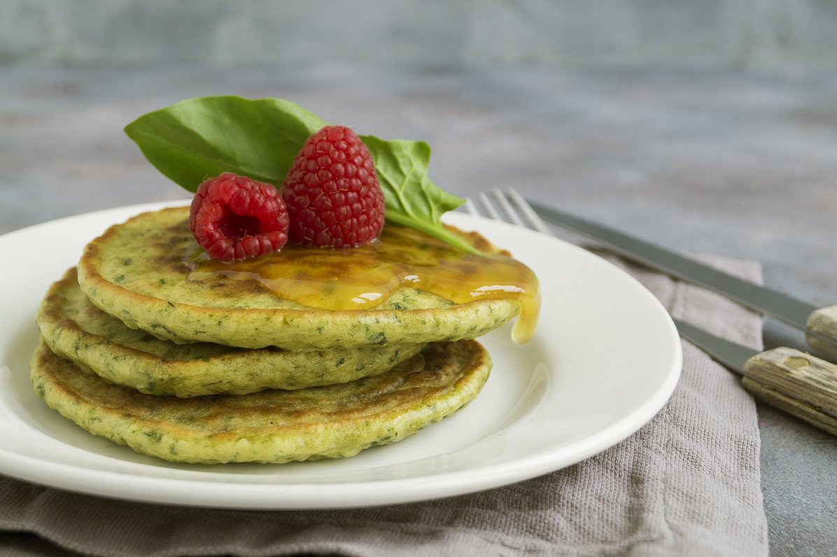 Gārsas pankūkas, zaķkāpostu pesto un pieneņu krēms brulē. Receptes vasarai