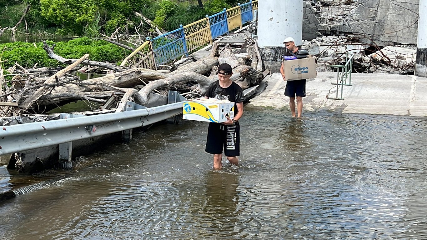 Bohorodičnes ciema iedzīvotāji dodas saņemt humāno palīdzību pie sagrautā tilta