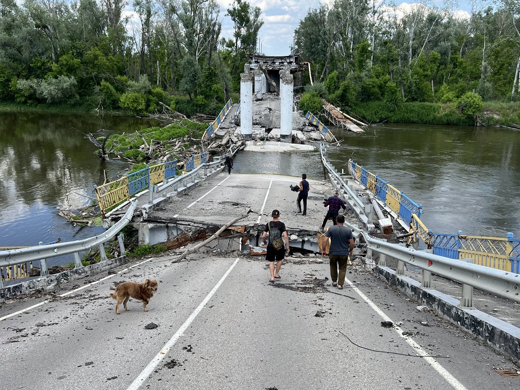 Bohorodičnes ciema iedzīvotāji dodas saņemt humāno palīdzību pie sagrautā tilta