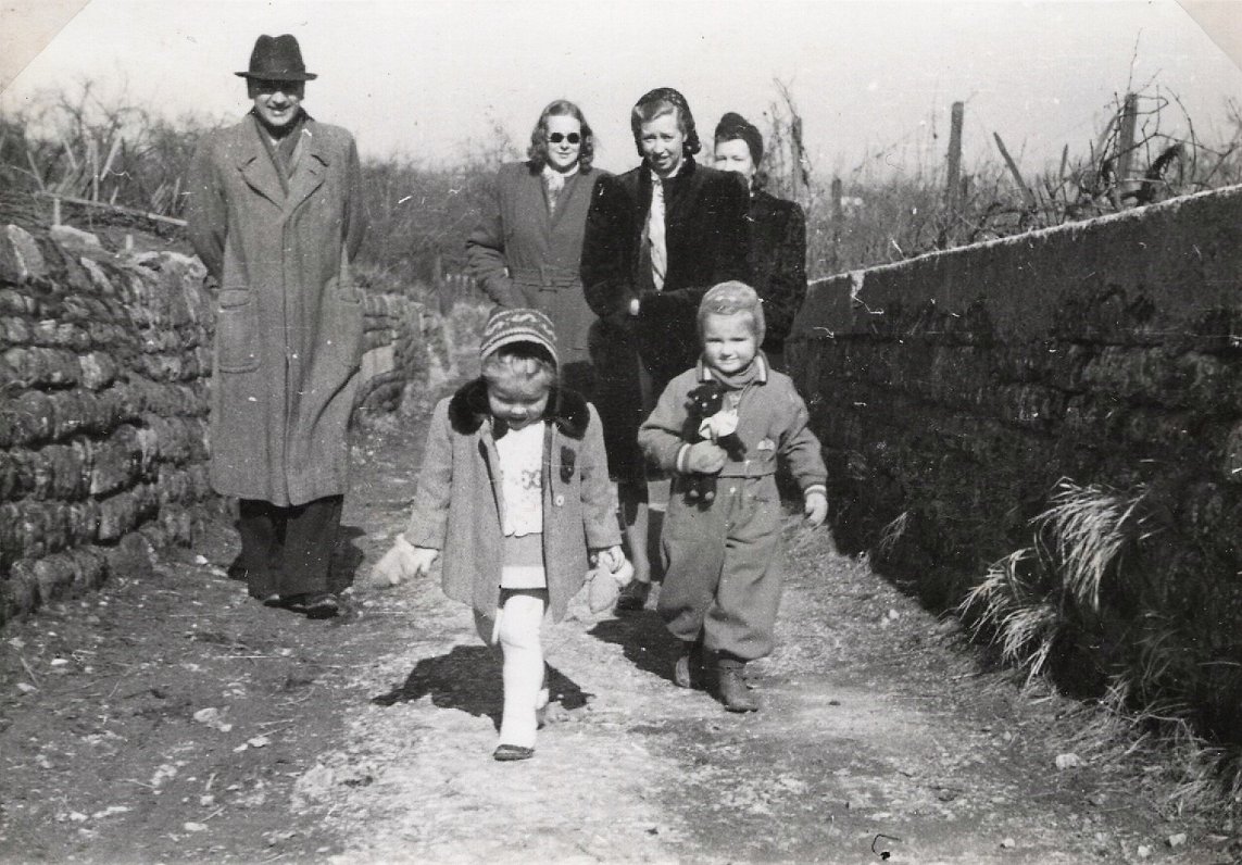 Latviešu bēgļi pastaigājas Felbahā 1947. gadā.
