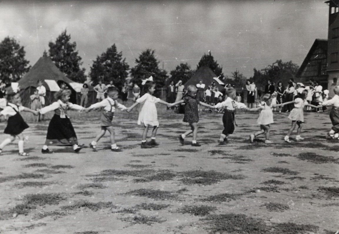 Latviešu bērnudārza audzēkņi piedalās Bērnu svētkos Felbahā ap 1947. gadu.