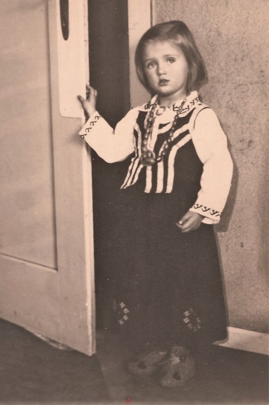 Laura Bārtas tautastērpā Vācijā 1947. gadā