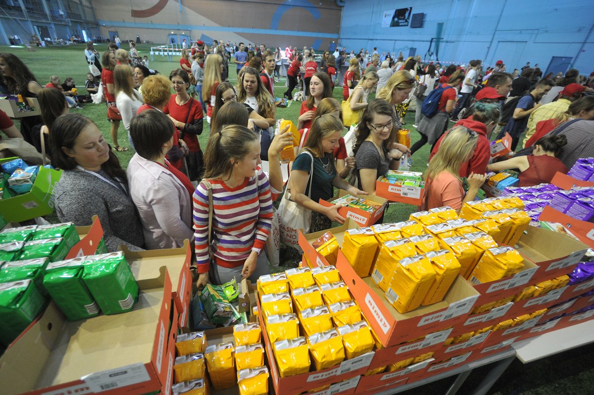 Volunteers with food at 2018 Latvian Song and Dance Festival