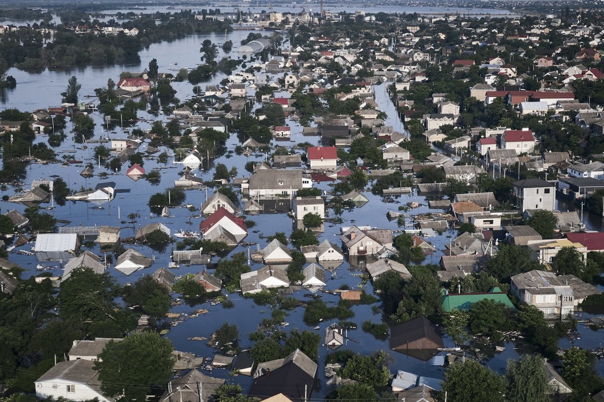 Ukrainas pilsētā Hersonā applūdušas ielas. Plūdus izraisīja Kahovkas HES aizsprosta uzspridzināšana....