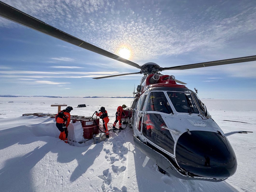 Norvēģijas glābšanas dienestu helikopters &quot;Super Puma&quot; veicis riskantu glābšanas operāciju...