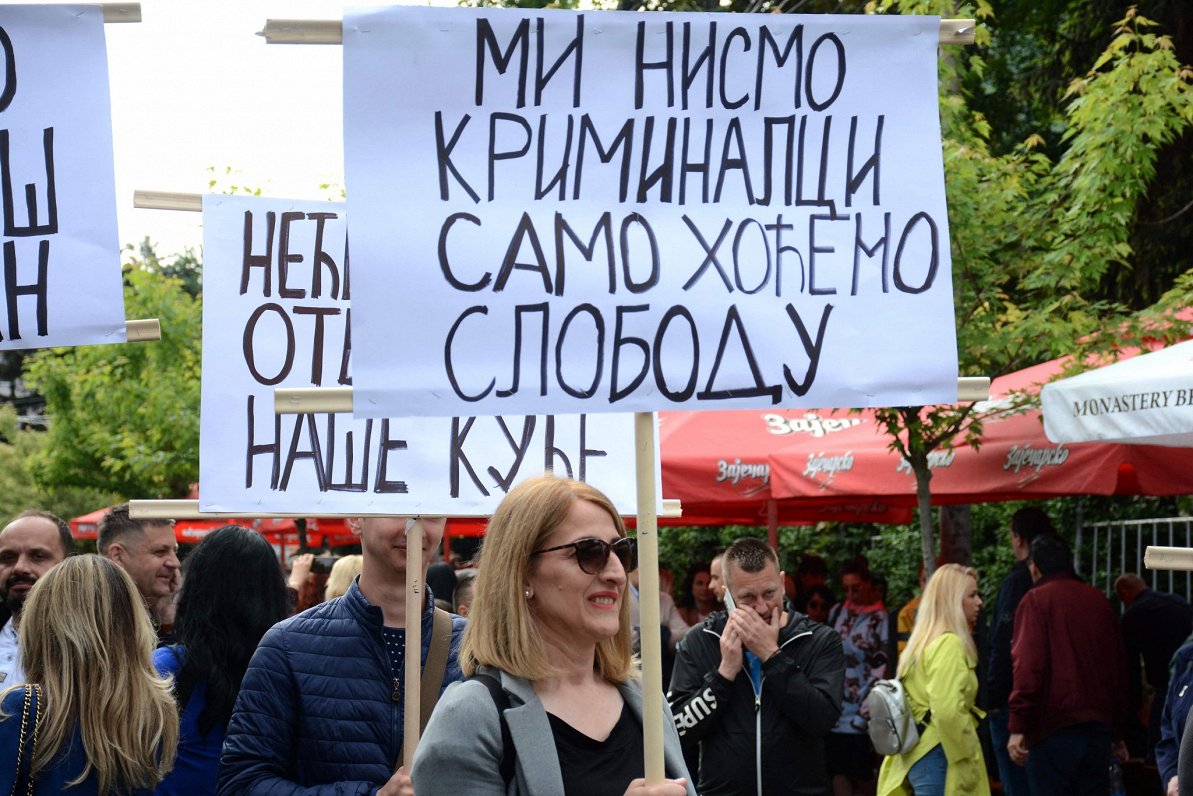 Kosovas serbu demonstrācija ar plakātu &quot;Mēs neesam noziedznieki, mēs tikai gribam brīvību&quot;