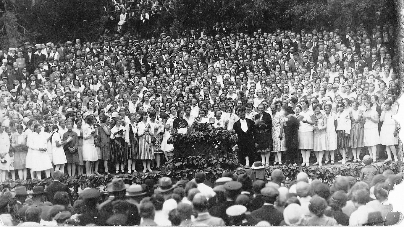 Jēkabpils apkārtnes Trešie dziesmu un mūzikas svētki Vīgantes parkā. 1929. gada 23. jūnijs. Priekšpl...