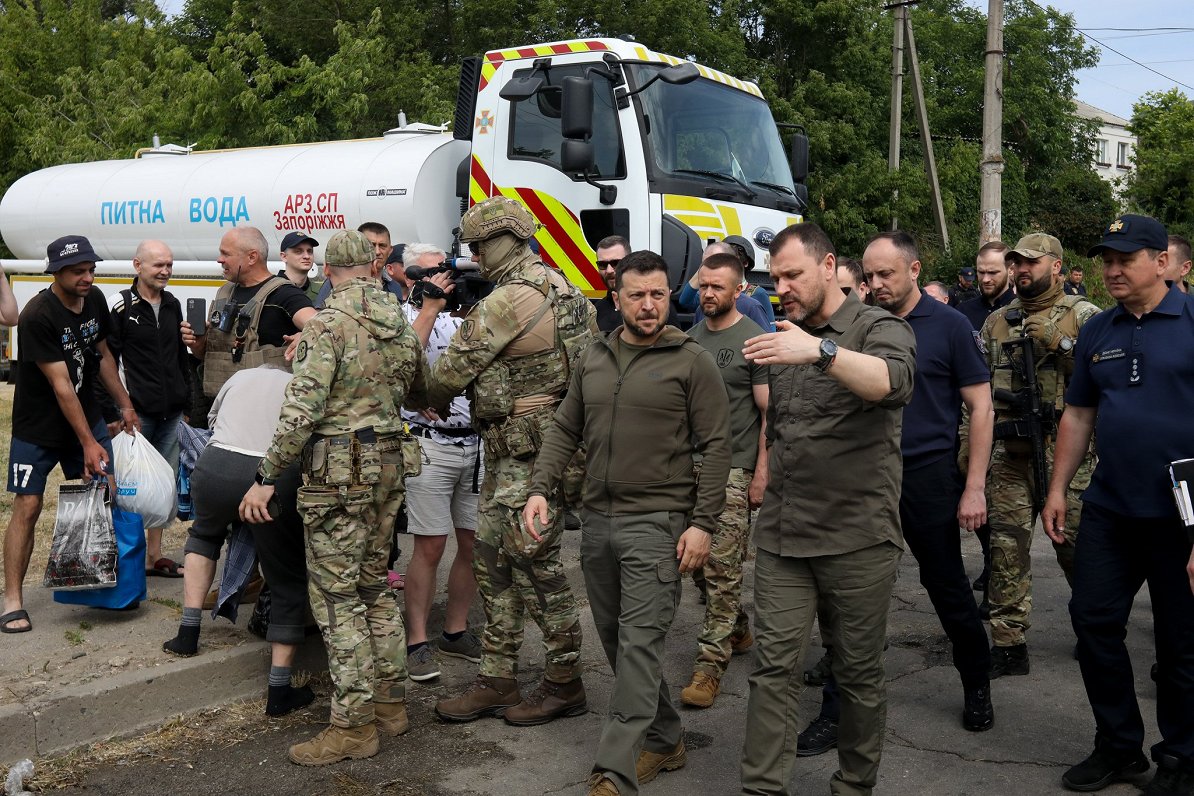 Ukrainas prezidents Volodimirs Zelenskis apmeklē plūdu skarto teritoriju Hersonas apgabalā