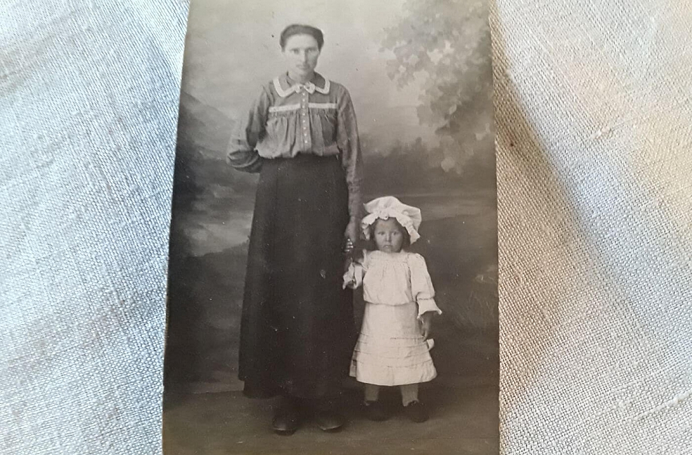 Mailīšu dzimtas pirmās un otrās paaudzes rokdarbnieces – Anna Gailīte ar mazo Lidiju. Ap 1923. gadu