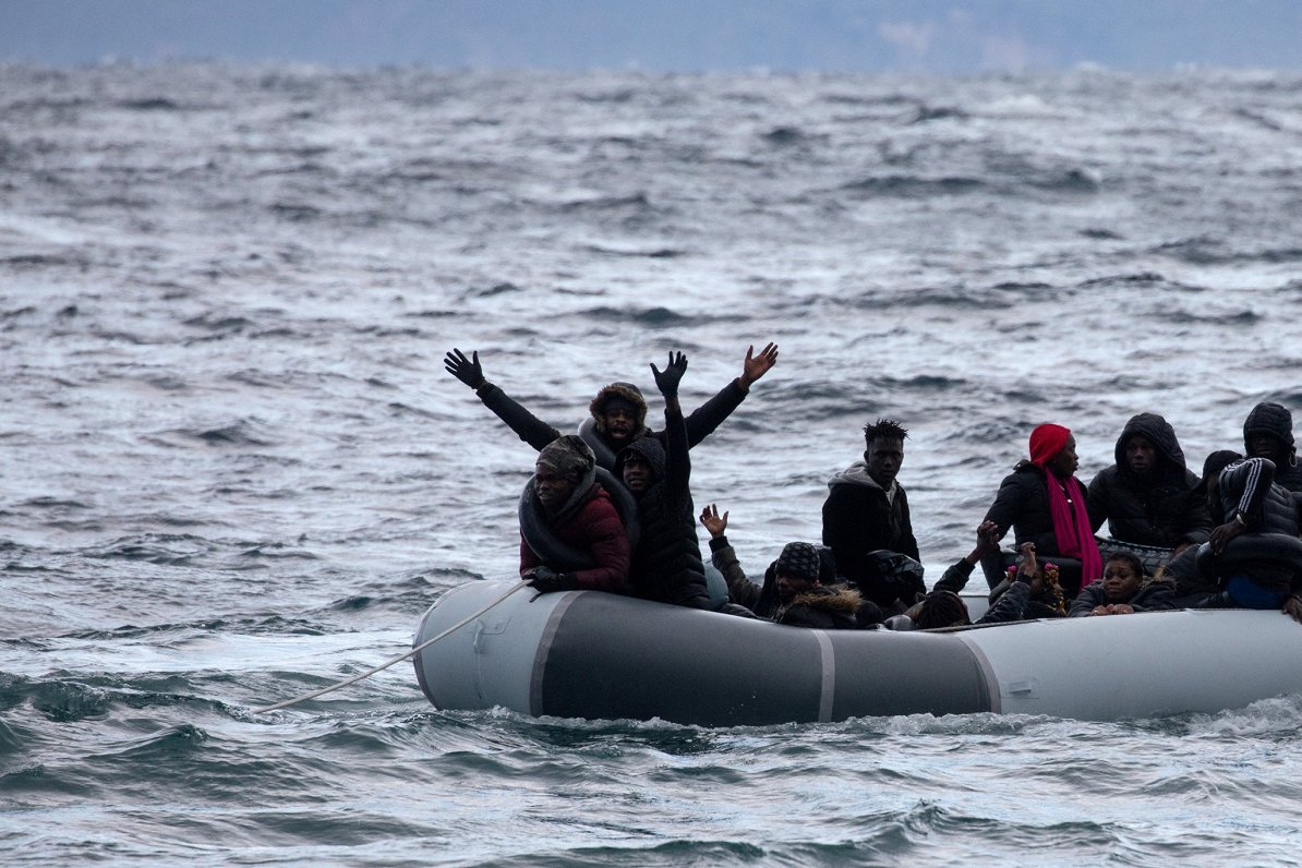 Migranti ar laivu mēģina sasniegt Grieķiju