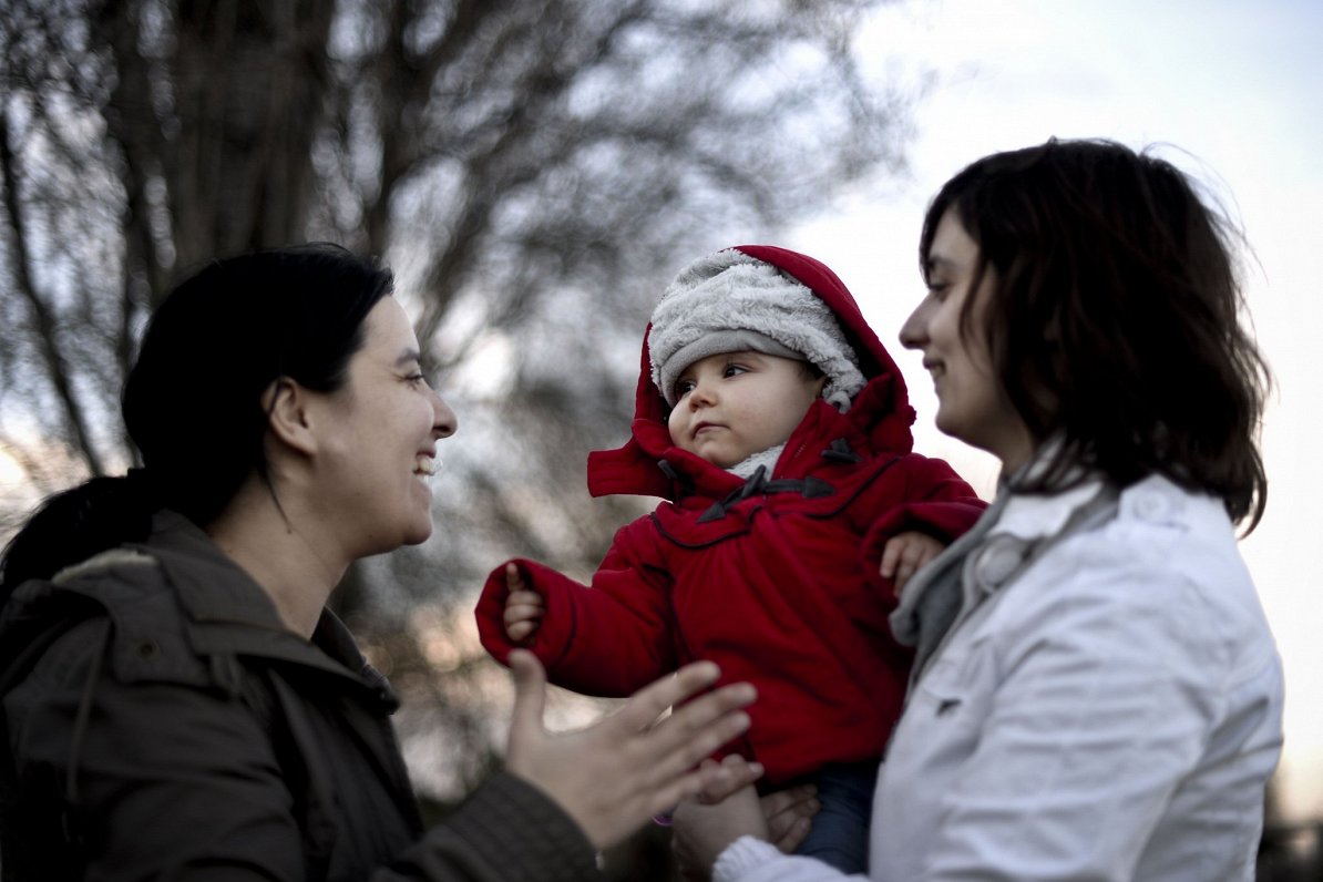 Portugāles sieviešu pāris, kas ar mākslīgās apaugļošanas palīdzību tikušas pie mazuļa. Ilustratīvs a...
