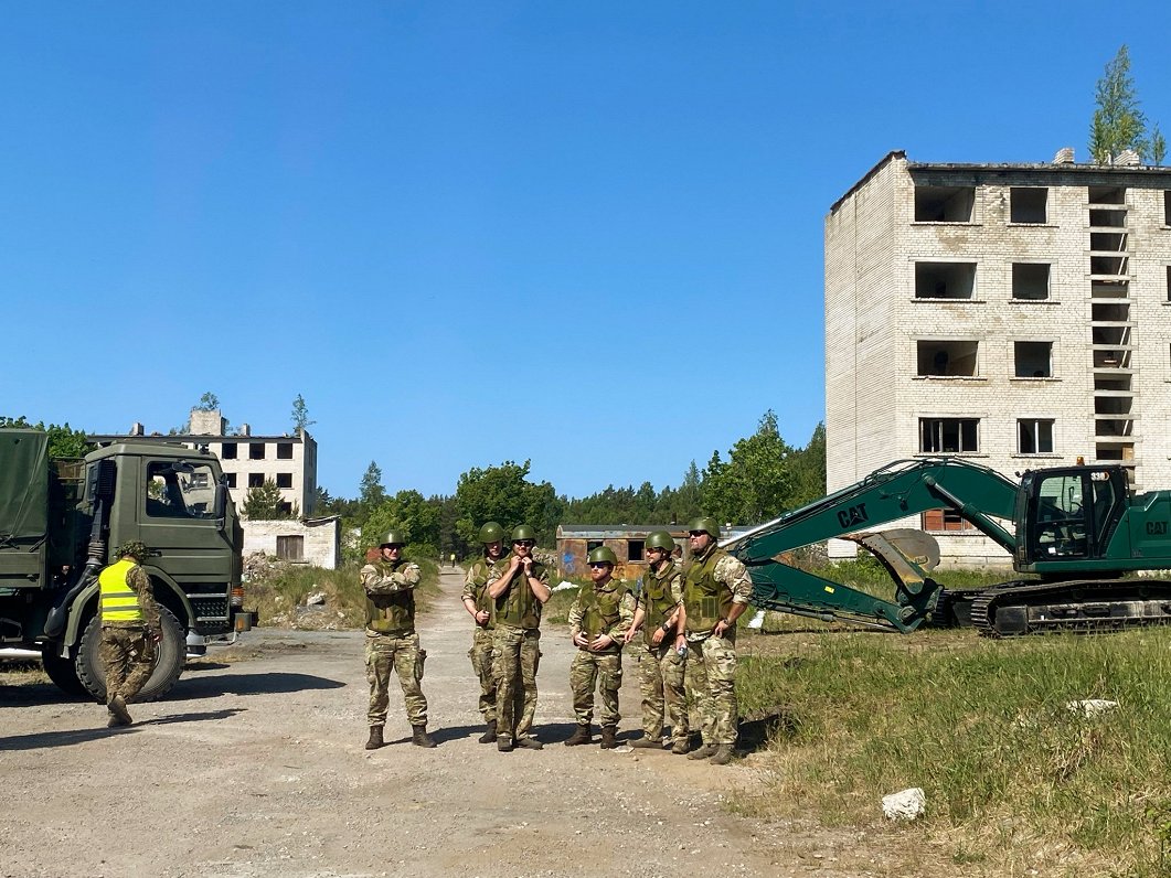 Armijas inženieri bez starpgadījumiem uzspridzinājuši ēku Irbenē 